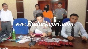 Kapolres Tanjungpinang AKBP Patar Gunawan didamping Kasat Narkoba, AKP Soeharnoko memperlihatkan barang bukti ekstasi yang dibuat di perumahan Lembah Asri dengan tersangka Ahong,