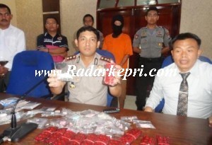 Kapolres Tanjungpinang AKBP Patar Gunawan didamping Kasat Narkoba, AKP Soeharnoko memperlihatkan barang bukti ekstasi yang dibuat di perumahan Lembah Asri.