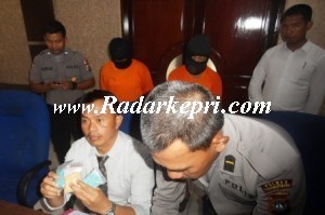 Kasat Narkoba Polresta Tanjungpinang memperlihatkan barang bukti ekstasi yang ditangkap di pelabuhan Sri Binta Pura.