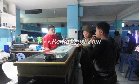 Petugas Satpol PP Pemko Tanjungpinang ketika menggelar razia di tempat Akiang, Jl Gambir.