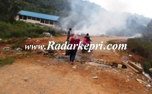 Salah satu kondisi jalan di Terempa, ibu kota Kabupaten Kepulauan Anambas yang belum tersentuh pembangunan.