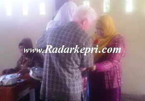 Salah seorang calon jemaah haji Lingga sedang di cek kesehatannya.