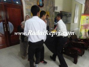 Satu dari 4 xalon bintara yang mendaftar di Mapolres Tanjungpinang, ketika dibopong karena jatuh pingsang.