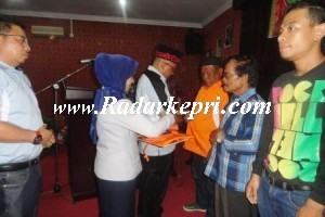 Walikota Tanjungpinang, H Lis Darmansyah SH mengenakan rompi pada tukang parkir.