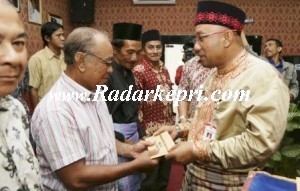 Walikota tanjungpinang, H Lis Darmansyah SH ketika menyerahkan insentif pada RT dan RW se kota Tanjungpinang.