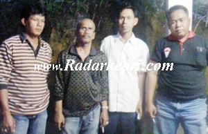 Warga Kampung Seraya Atas, Batam yang resah karena beredarnya selebaran penggusuran mengatasnamakan Badan Pengelola Kawasan Batam.
