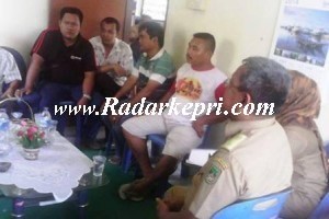 Warga Kampung Seraya Atas ketika menyampaikan aspirasi dan keluhannya pada Lurah Pelita, Raja Indra Jaya.