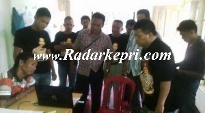 Wartawan dan ketua DPC PDI-P Lingga ketika menyaksikan video salah satu caleg yang yang diduga melakukan money politik.