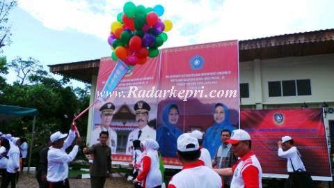 Pengguntingan pita sekaligus pelepasan balon oleh Gubernur Kepri H.M sani