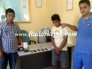 12-28mei14 fransiskus honek beserta barang bukti hape diatas meja yang dicurinya dari sejumlah rumah warga
