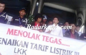 Agus Subakti, humas PLN bright Batam memberikan tangganpan terhadap aksi demo penolakan kenaikan TDL..