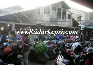 Beginilah semrawutnya pasar ikan di Plantar KUD Tanjungpinang akibat lahan parkir dibangun lapak pedagang.