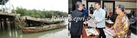 Dermaga Keter Laut yang ambruk di Kecamatan Tembelin, Kabupaten Bintan Tahun Anggaran 2013 dan Kepala BPK Perwakilan Kepri menyerahkan LHP TA 2013 Bintan yang WTP,