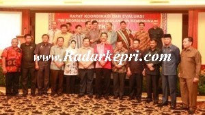 Foto bersama pejabat Pemprov Kepri dan Pemko serta Pemkab se-prpvinsi Kepri di ballroom Novotel Batam