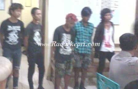 Inilah anak punk yang ditangkap Polsek Tanjungpinang Timur, di Pujasera Bintan Center.