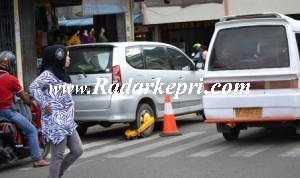 Inilah mobil Avanza yang parkir sembatang dan digembok bannya oleh petugas Dishubkominfo Kota Tanjungpinang,