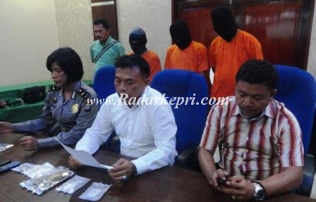 Kasat Narkoba Polresta Tanjungpinang, AKP Soeharnoko SH (baju putih) ketika menggelar konfrensi pers penangkapan bandar narkoba jenis SS.