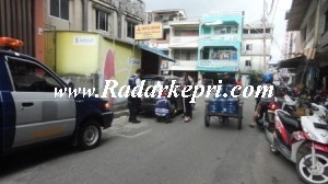 Petugas Dishubkominfo Kota Tanjungpinang sedang menggembok mobi honda Jazz di Jl Tambak.