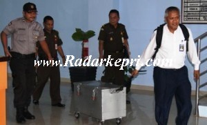 Petugas Kejaksaan bersama Polisi dan pihak BRI membawa uang pengembalian korupsi alkes Anambas.
