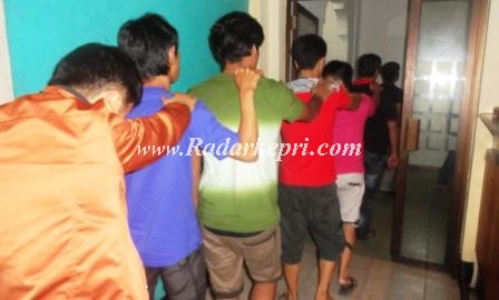 Razia Satuan Narkoba Polresta Tanjungpinang di hotel Plaza, menjaring 6 orang dan 3 butir ekstasi.