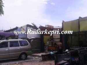 Rumah warga warga yang porak poranda diamut angin puting beliung.