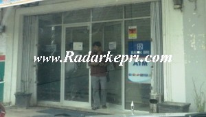 Seorang nasabah bank yang kecewa dengan rusaknya mesin ATM di Batam.
