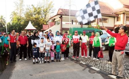 Staf Ahli SDM Dan Kemasyarakatan melepas peserta gerak jalan santai sampena peringatan hari Lingkungan Hidup Sedunia.