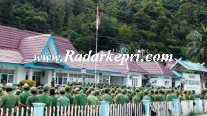 Suasana upacara di halaman kantor Bupati Anambas.
