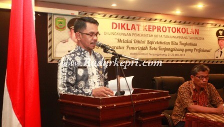 Suyatno Amp memberikan sambutan dalam diklat keprotokolan di Pemko Tanjungpinang.