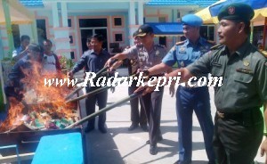Unsur Muspida Plus Kabupaten Lingga membakar puluhan ribu batang rokok ilegal tangkapan BC.