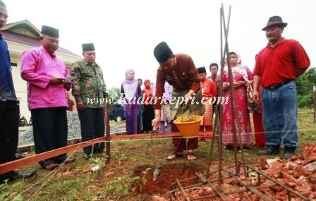 Wakil Walikota Tanjungpinang, H Syahrul S Pd menletakan batu pertama pembanguna mesjid Al Ikhlas.