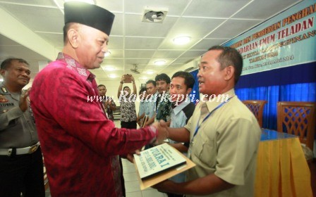 Wakil Walikota Tanjungpinang, H Syahrul S Pd menyerahkan hadiah pada Bari, supir angkot terbaik tahun 2014