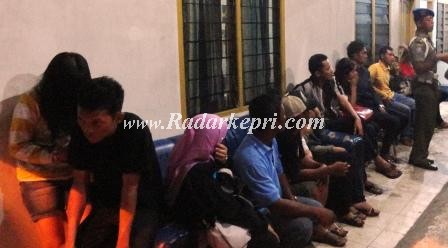 Warga yang terjaring razia ketika di kantor Satpol PP Pemko Tanjungpinang