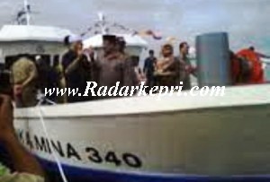 Bupati Lingga ketika menyerahkan bantuan dari DKP untuk nelayan.
