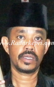 Drs Wan Samsi MM, ketua tim 9 dengan tersangka Drs H Dedy Chandra.