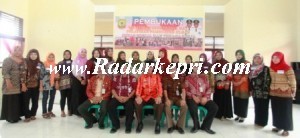 Foto bersama Wawako dan Kadisnaker dengan peserta pelatihan membuat jilbab.