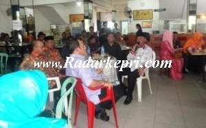 H Syahrul S Pd ketika menggelar coffe morning bersama insan pers di kedai kopi Selera Bintan.