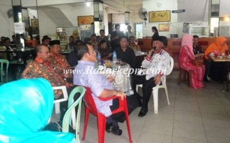 H Syahrul S Pd ketika menggelar coffe morning bersama insan pers di kedai kopi Selera Bintan.