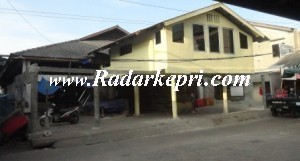 Inilah bangunan liar diatas lahan parkir yang retak-retak tiangnya, bukannya dirobohkan malah mau di jadikan Mushola.