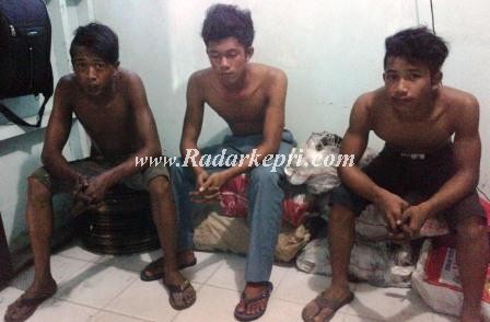 Inilah tiga tersangka pembobol gudang penyimpanan barang milik Yung Yung yang berhasil dibekuk Polsek Dabosingkep.