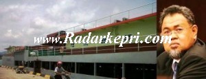 Kapal Isap Paragon yang menambang timah di laut dan H Huzrin Hood.