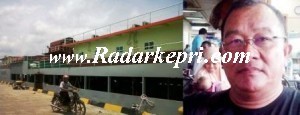 Kapal Isap Timah PARAGON saat sandar di pelabuhan Dabo dan wakil ketua LSM BNM, Syafe'i.