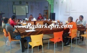 Kepala Dinas Sosial Kabupaten Lingga, H Muslim di dampingi Kabid Disprindag sedang memaparkan jumlah KSM.
