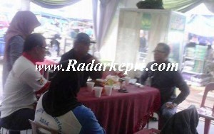 Para pedagang sedang melaporkan ke ketua Asosiasi Pedagang Kaki Lima, Alan Suarsad.