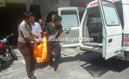 Petugas Polsek Tanjungbalai Karimun ketika membawa jenaza Yenni ke ambulan untuk di visum di RSUD.