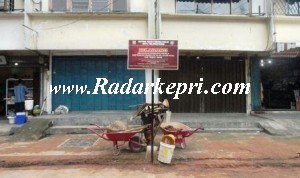 Plang peringatan dilarang berbuat asusila yang di pasang Satpol PP Tanjungpinang di Jl Bintan.