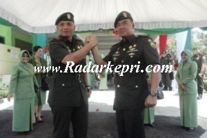 Salam komando Dandim 0315 yang baru dengan pejabat lama.