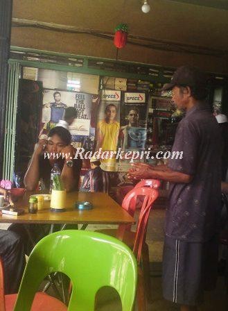 Seorang pengemis sedang meminta sedekah di sebuah kedai kopi di Jl Merdeka.