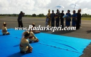 Tarian sekapur sirih menyambut kedatangan Panglima Armabar di bandara Dabosingkep.