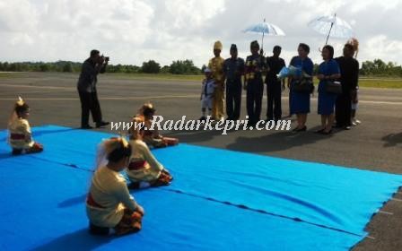 Tarian sekapur sirih menyambut kedatangan Panglima Armabar di bandara Dabosingkep.
